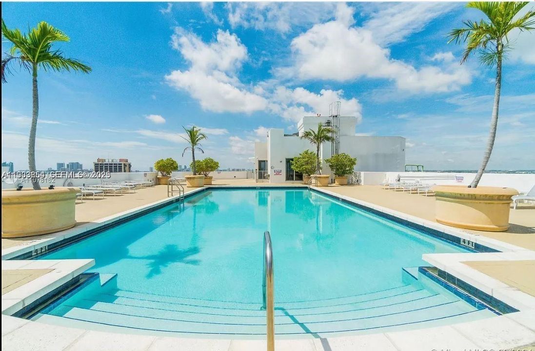 For Rent: $2,250 (1 beds, 1 baths, 899 Square Feet)