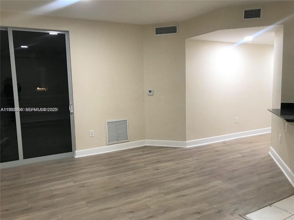 For Rent: $2,250 (1 beds, 1 baths, 899 Square Feet)