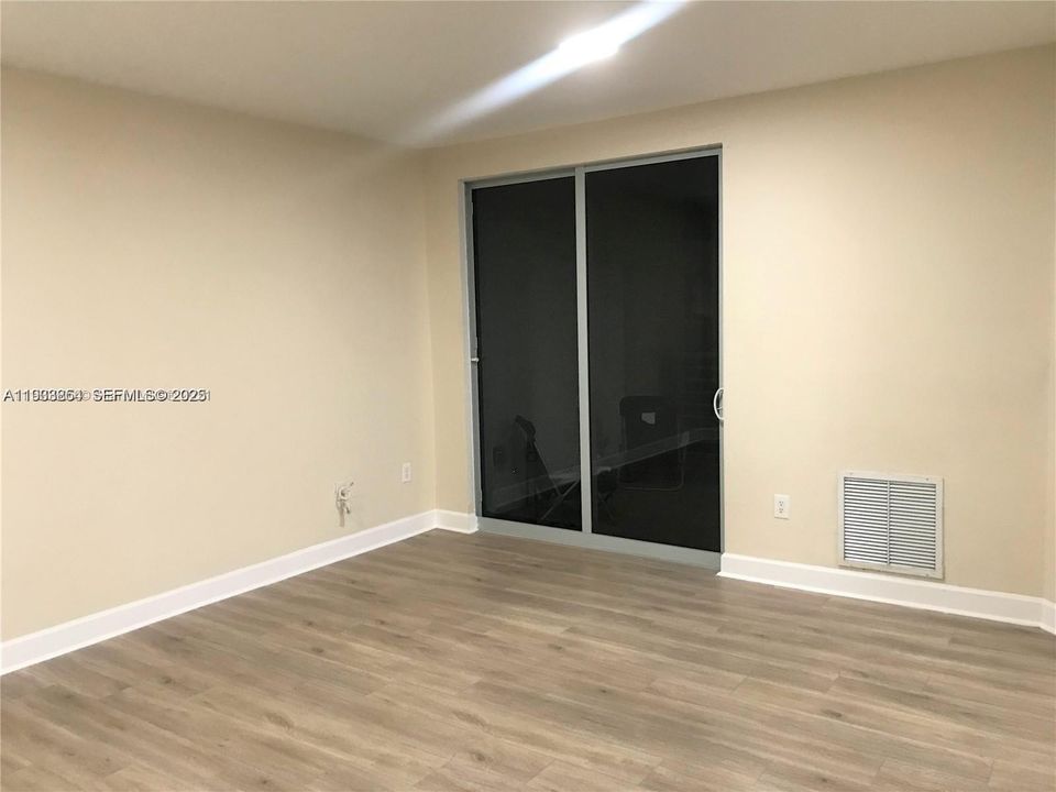 For Rent: $2,250 (1 beds, 1 baths, 899 Square Feet)