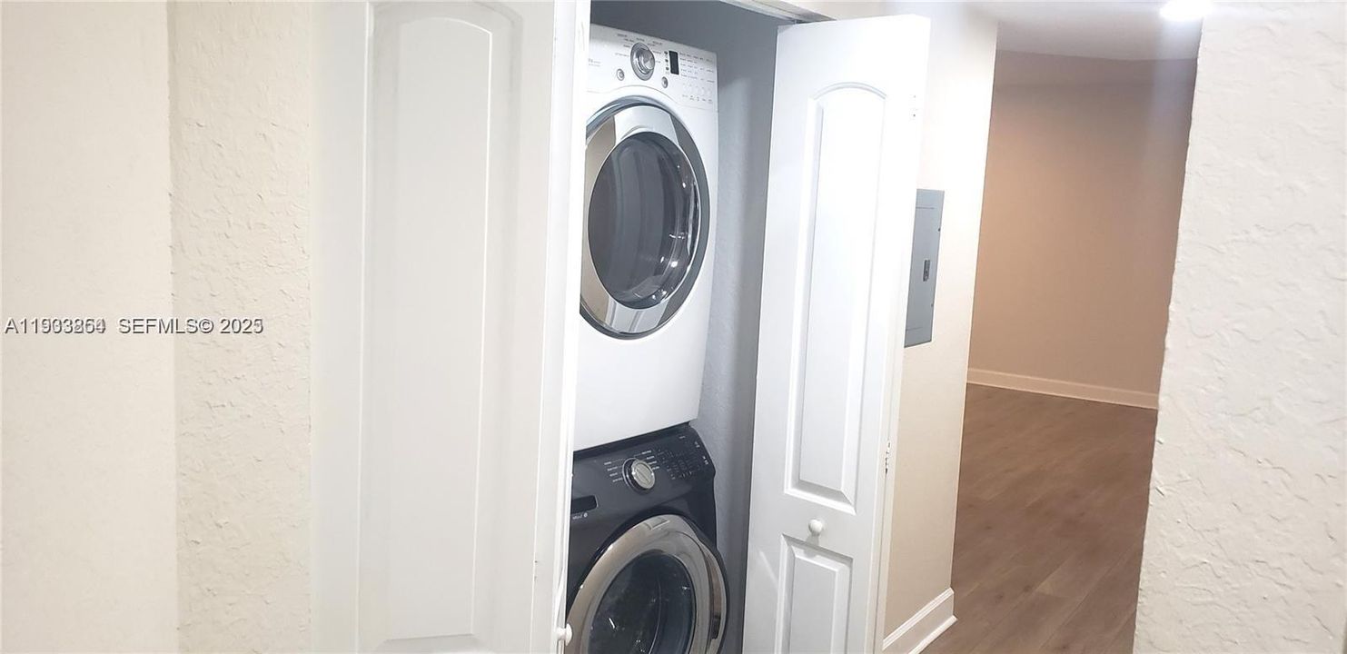 For Rent: $2,250 (1 beds, 1 baths, 899 Square Feet)