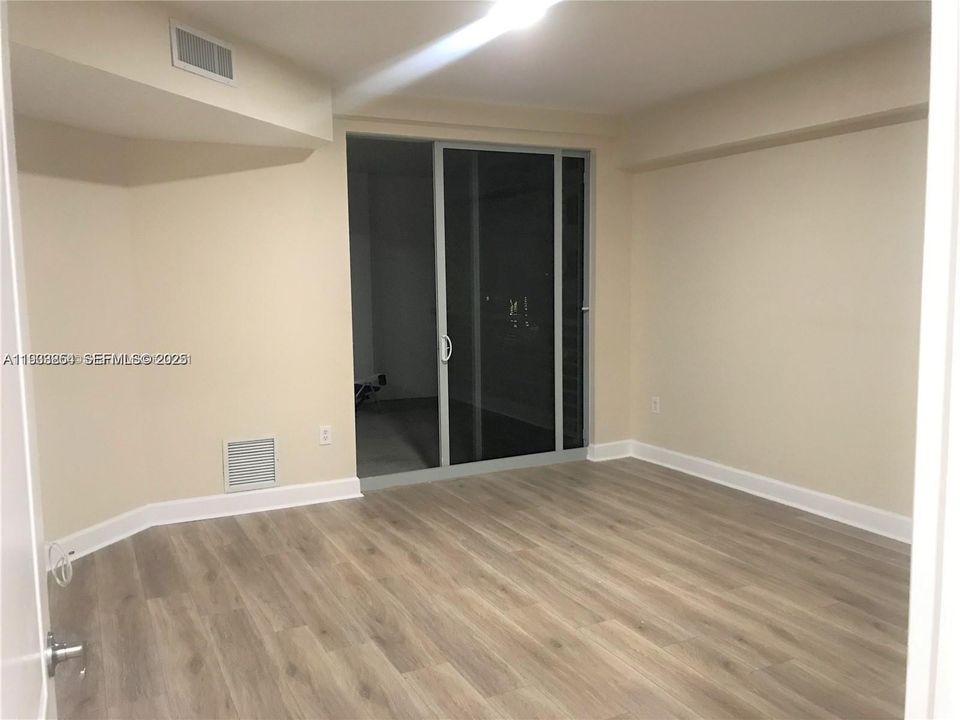 For Rent: $2,250 (1 beds, 1 baths, 899 Square Feet)