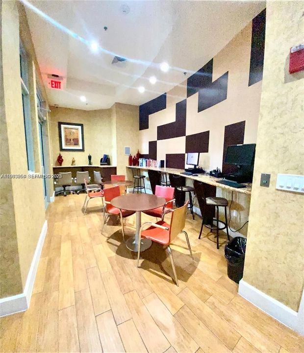 For Rent: $2,250 (1 beds, 1 baths, 899 Square Feet)