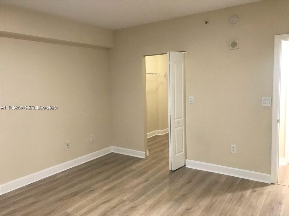 For Rent: $2,250 (1 beds, 1 baths, 899 Square Feet)