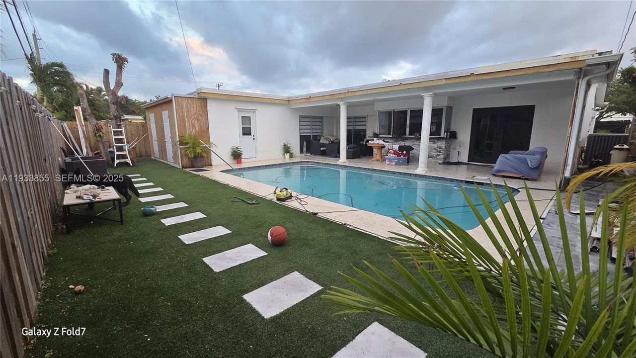 For Rent: $3,700 (2 beds, 1 baths, 1300 Square Feet)