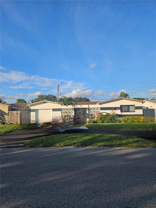 For Rent: $3,700 (2 beds, 1 baths, 1300 Square Feet)