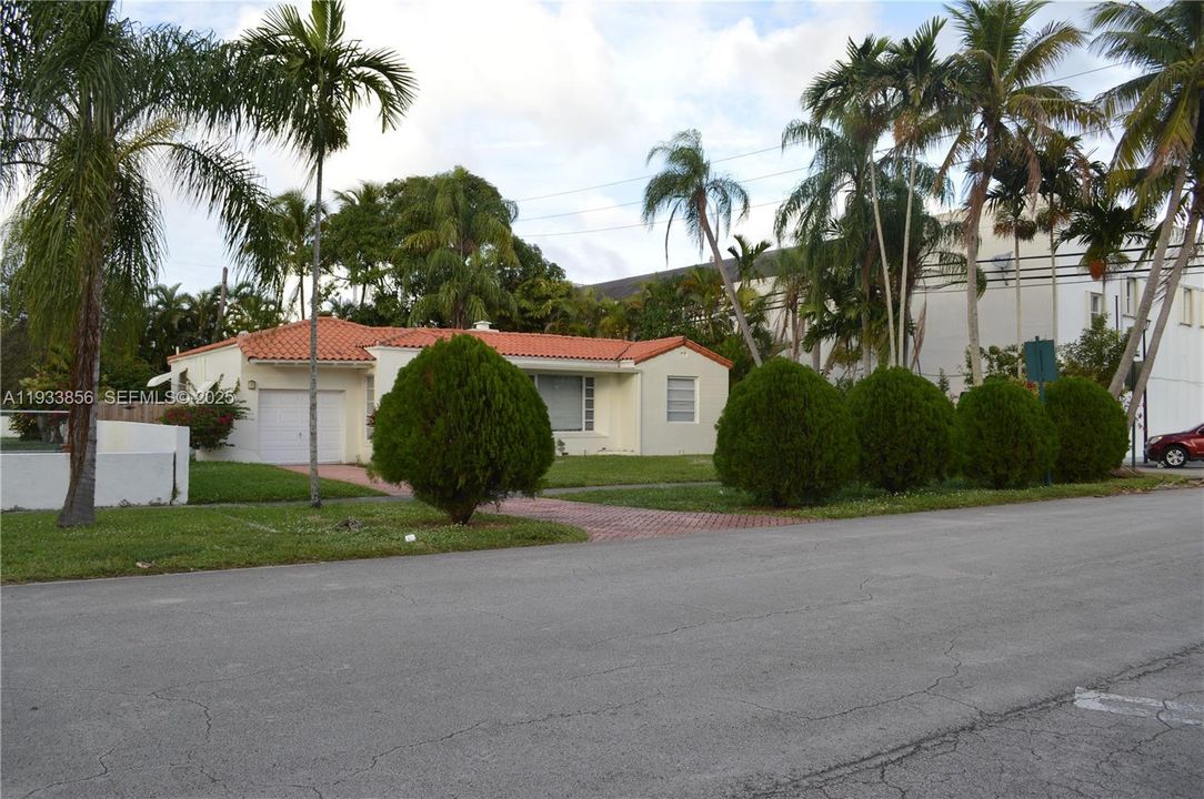 For Rent: $4,750 (2 beds, 2 baths, 1814 Square Feet)