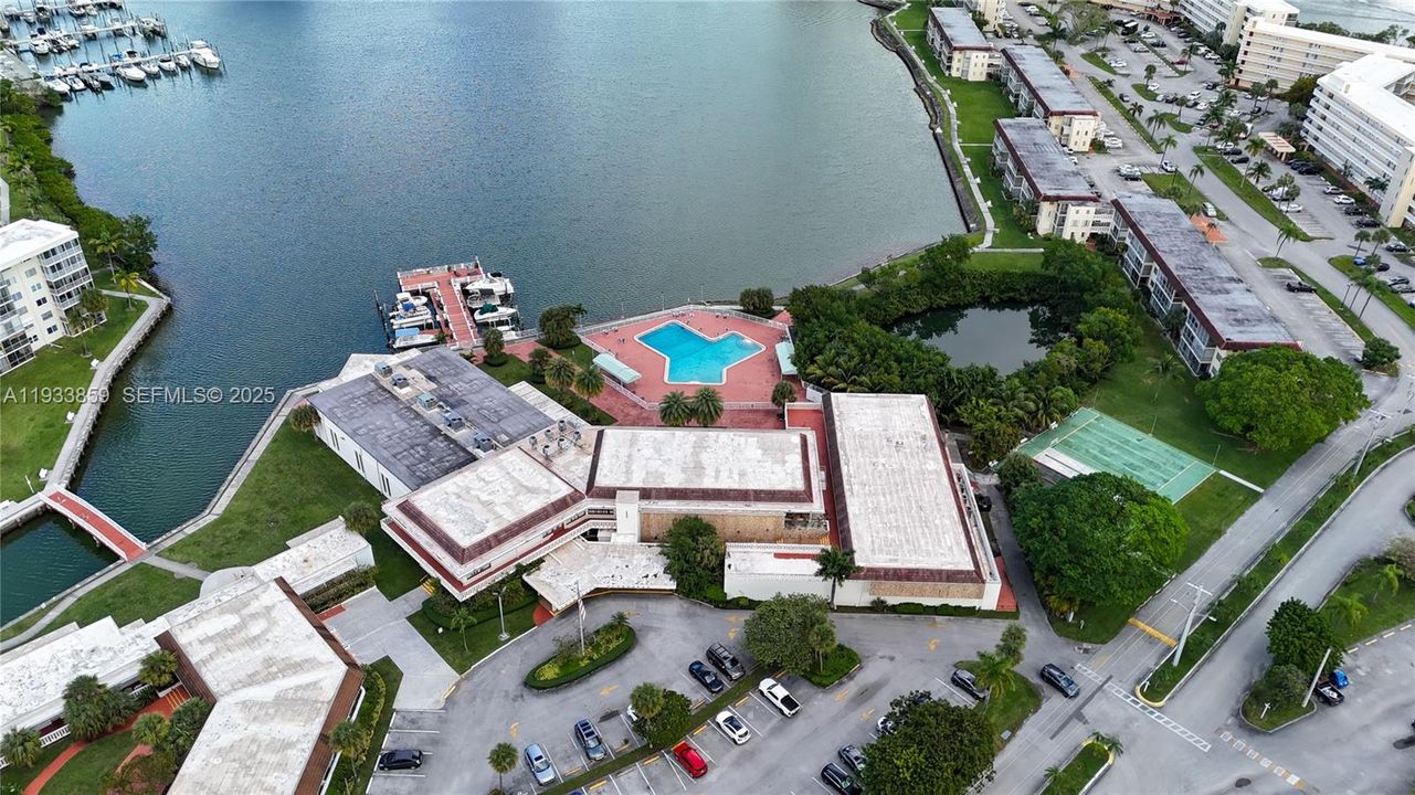 待售: $148,000 (1 贝兹, 1 浴室, 777 平方英尺)