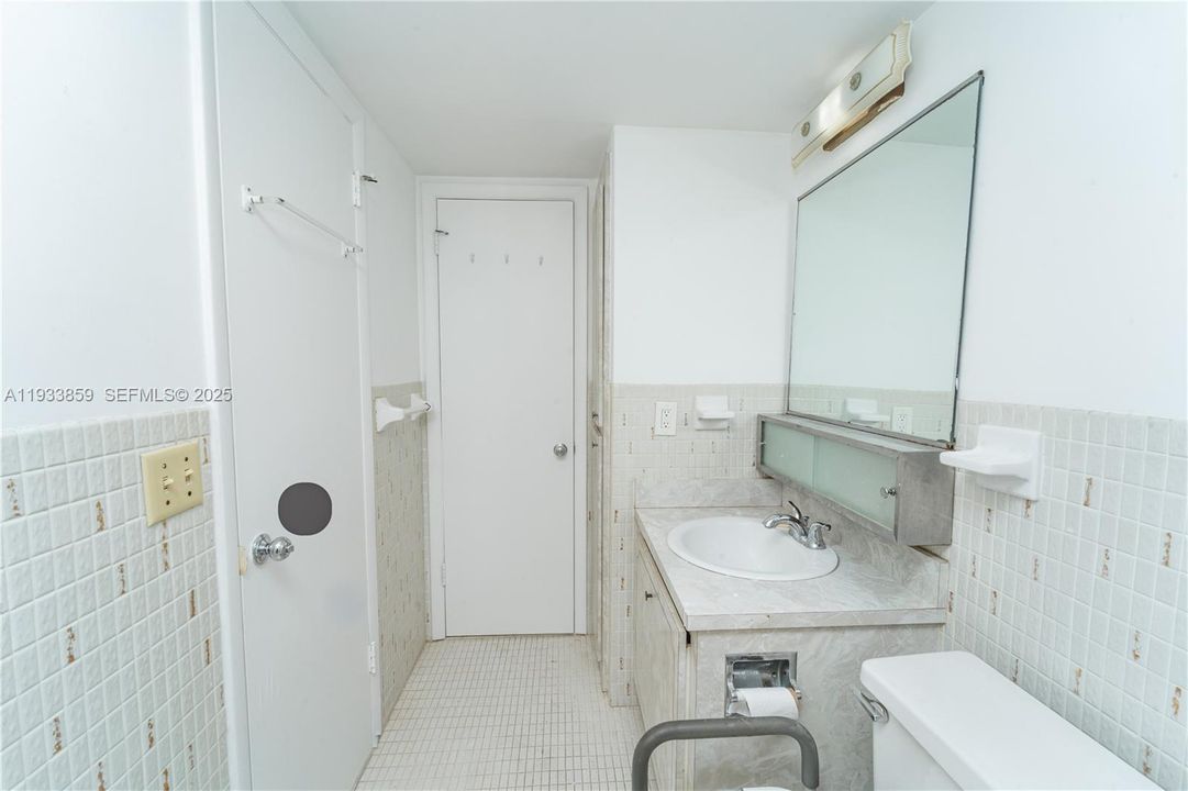 待售: $148,000 (1 贝兹, 1 浴室, 777 平方英尺)