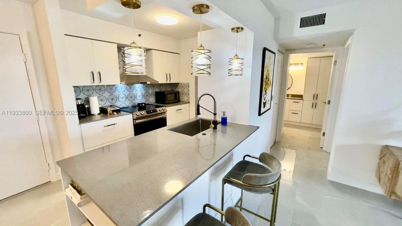 For Sale: $399,000 (1 beds, 1 baths, 730 Square Feet)