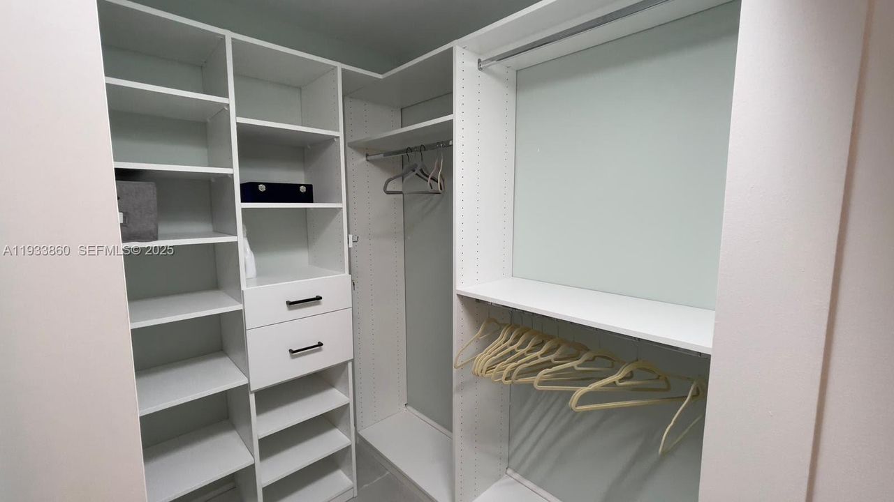 For Sale: $399,000 (1 beds, 1 baths, 730 Square Feet)