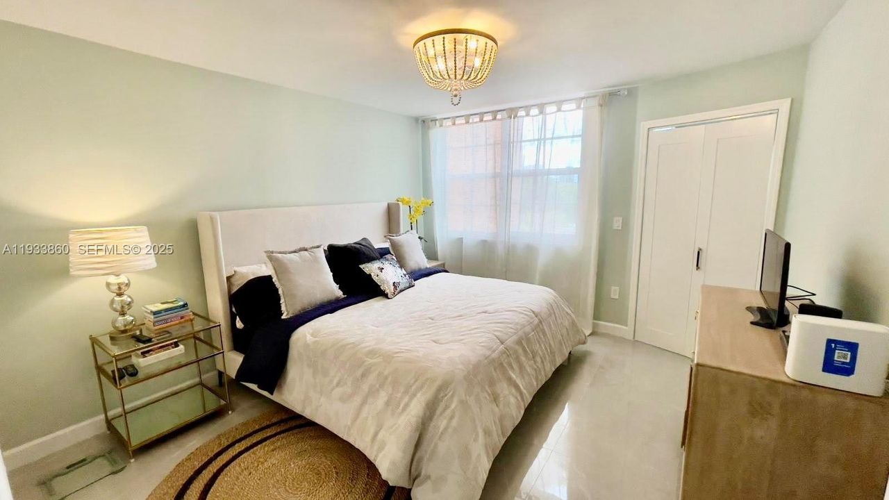 For Sale: $399,000 (1 beds, 1 baths, 730 Square Feet)