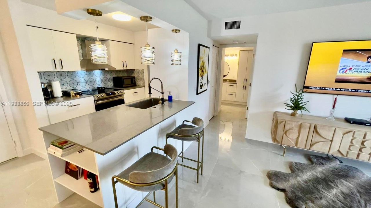 For Sale: $399,000 (1 beds, 1 baths, 730 Square Feet)