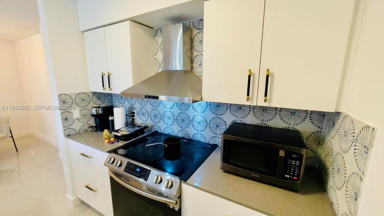 For Sale: $399,000 (1 beds, 1 baths, 730 Square Feet)