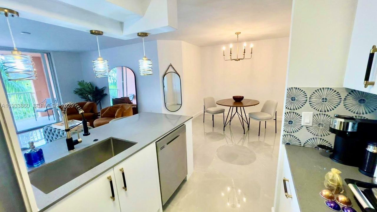 For Sale: $399,000 (1 beds, 1 baths, 730 Square Feet)