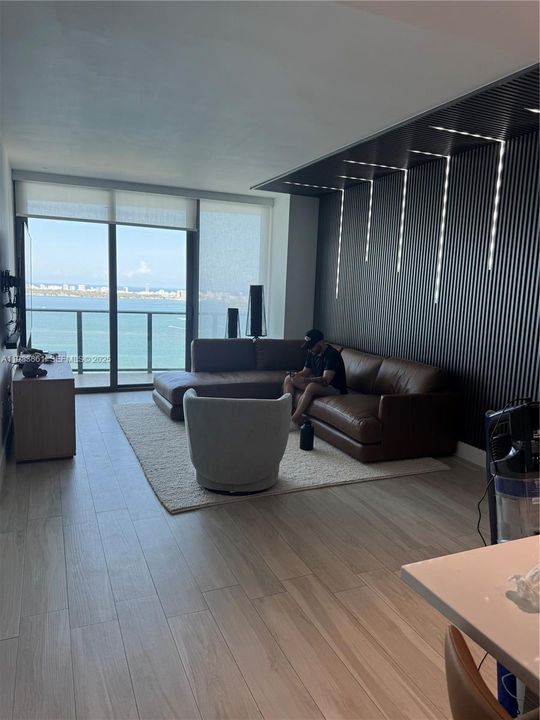 For Rent: $5,500 (2 beds, 2 baths, 1095 Square Feet)