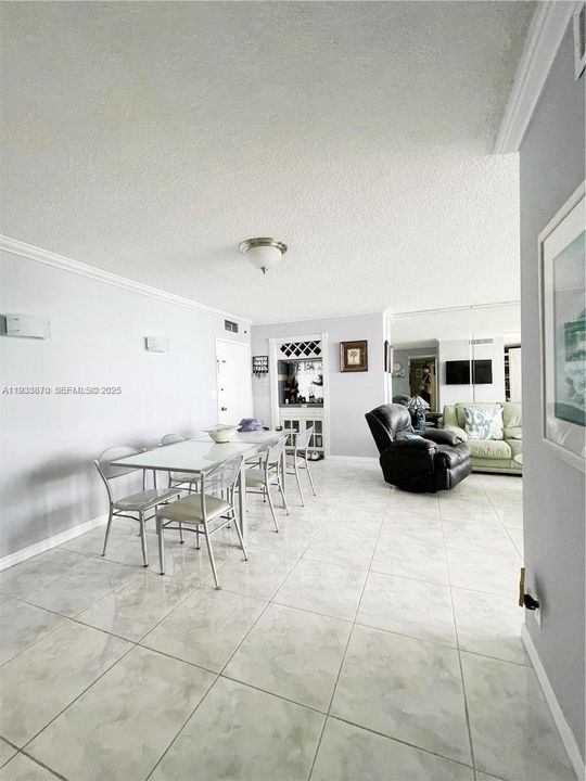 For Sale: $450,000 (2 beds, 2 baths, 1094 Square Feet)