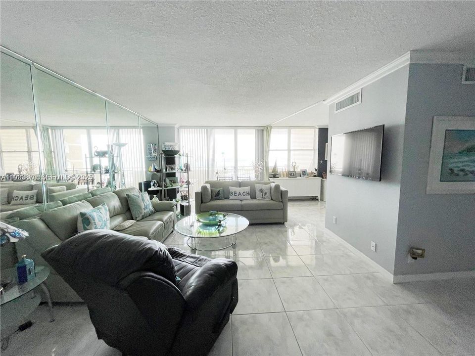 For Sale: $450,000 (2 beds, 2 baths, 1094 Square Feet)