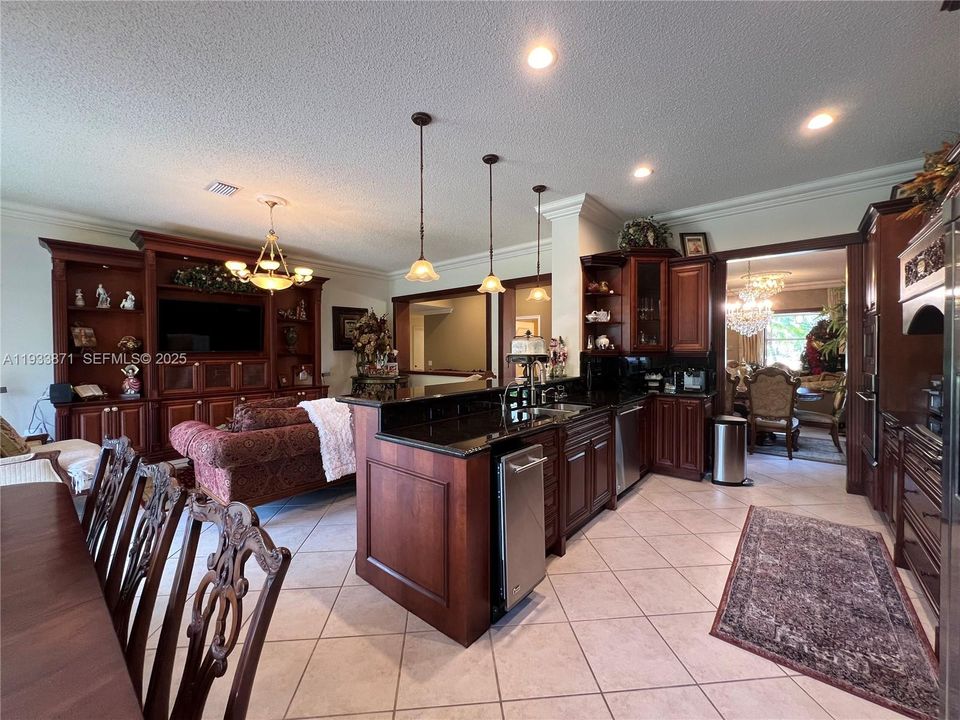 出租: $5,800 (4 贝兹, 2 浴室, 2116 平方英尺)