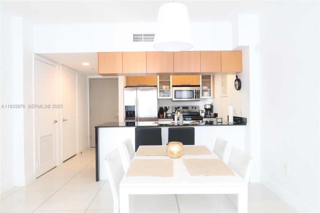 For Rent: $2,650 (1 beds, 1 baths, 825 Square Feet)