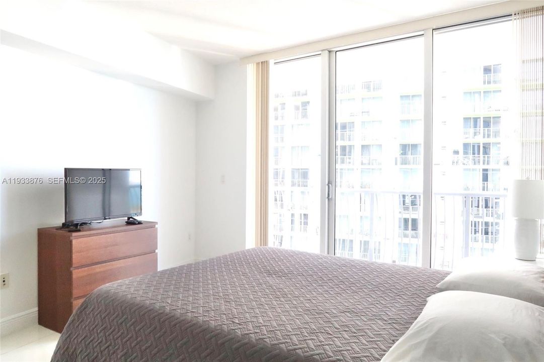 For Rent: $2,650 (1 beds, 1 baths, 825 Square Feet)