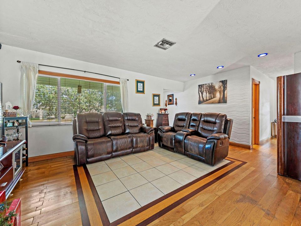 For Sale: $524,900 (3 beds, 2 baths, 1698 Square Feet)