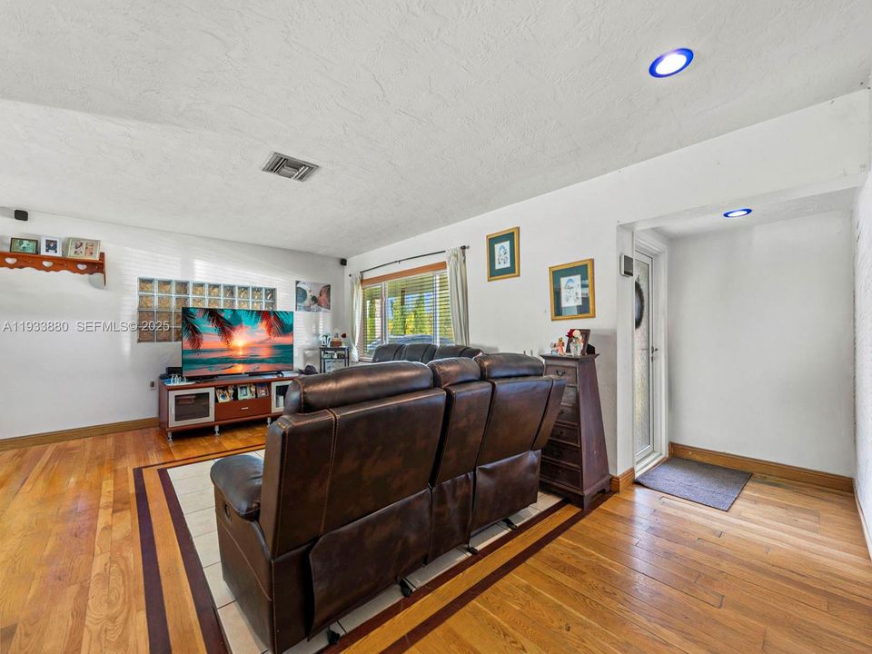 For Sale: $524,900 (3 beds, 2 baths, 1698 Square Feet)