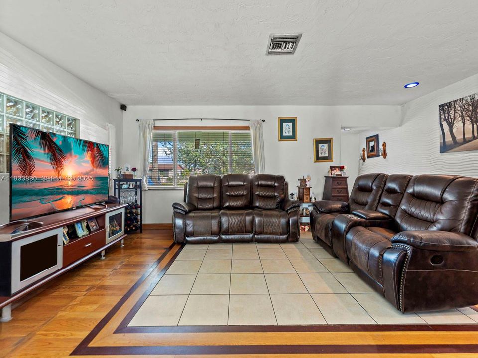 For Sale: $524,900 (3 beds, 2 baths, 1698 Square Feet)