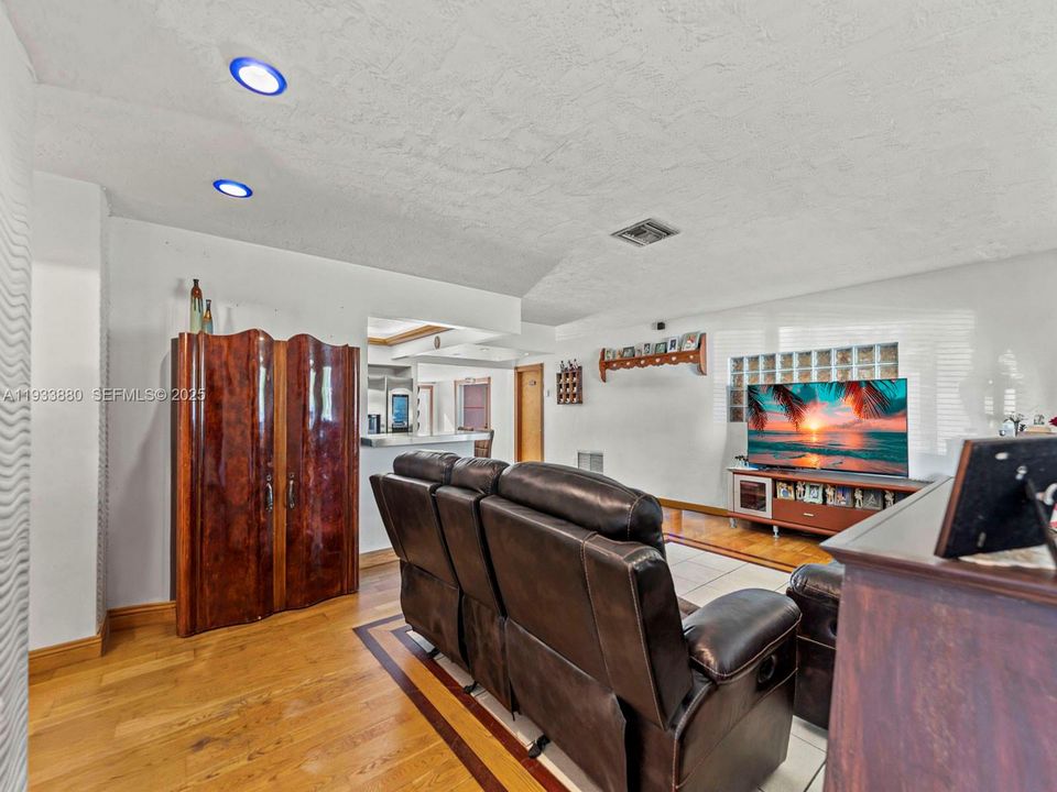 For Sale: $524,900 (3 beds, 2 baths, 1698 Square Feet)