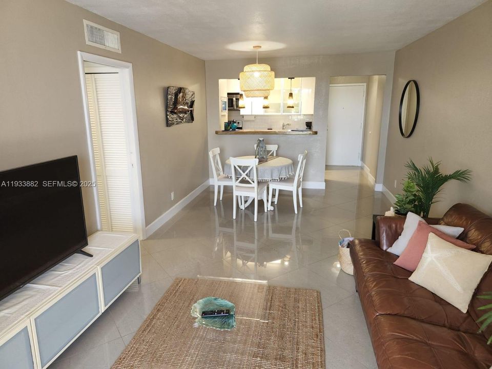 For Rent: $2,500 (2 beds, 1 baths, 794 Square Feet)