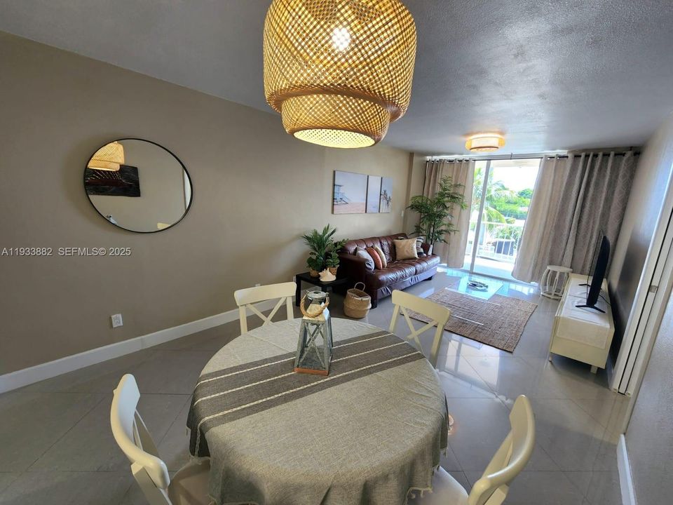 For Rent: $2,500 (2 beds, 1 baths, 794 Square Feet)