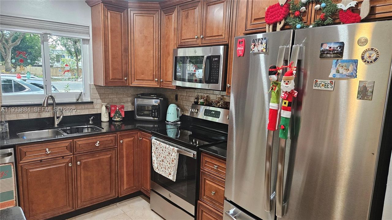 For Sale: $319,000 (3 beds, 2 baths, 1330 Square Feet)