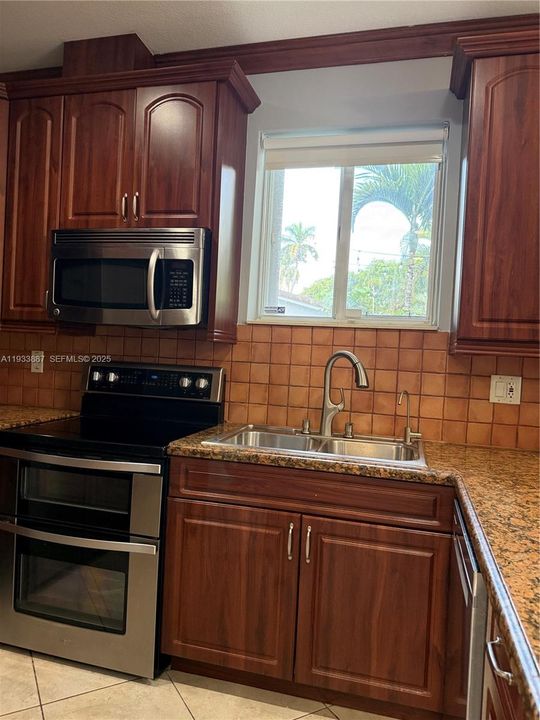 出租: $4,800 (3 贝兹, 2 浴室, 1432 平方英尺)