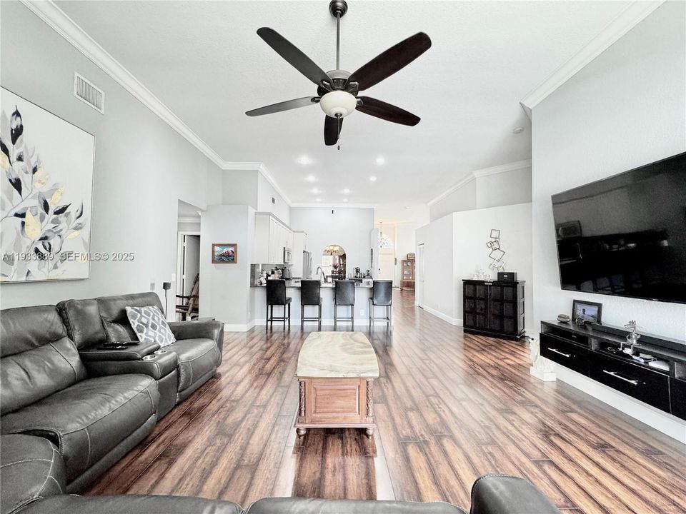 En Venta: $850,000 (3 camas, 2 baños, 2118 Pies cuadrados)