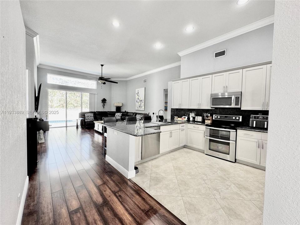 En Venta: $850,000 (3 camas, 2 baños, 2118 Pies cuadrados)