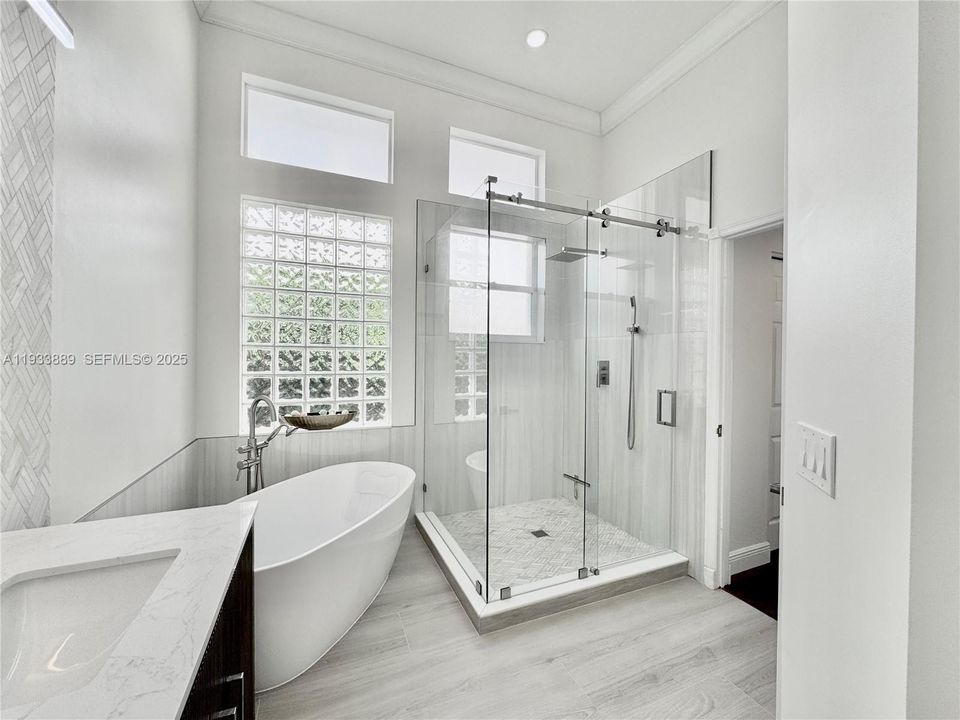 En Venta: $850,000 (3 camas, 2 baños, 2118 Pies cuadrados)