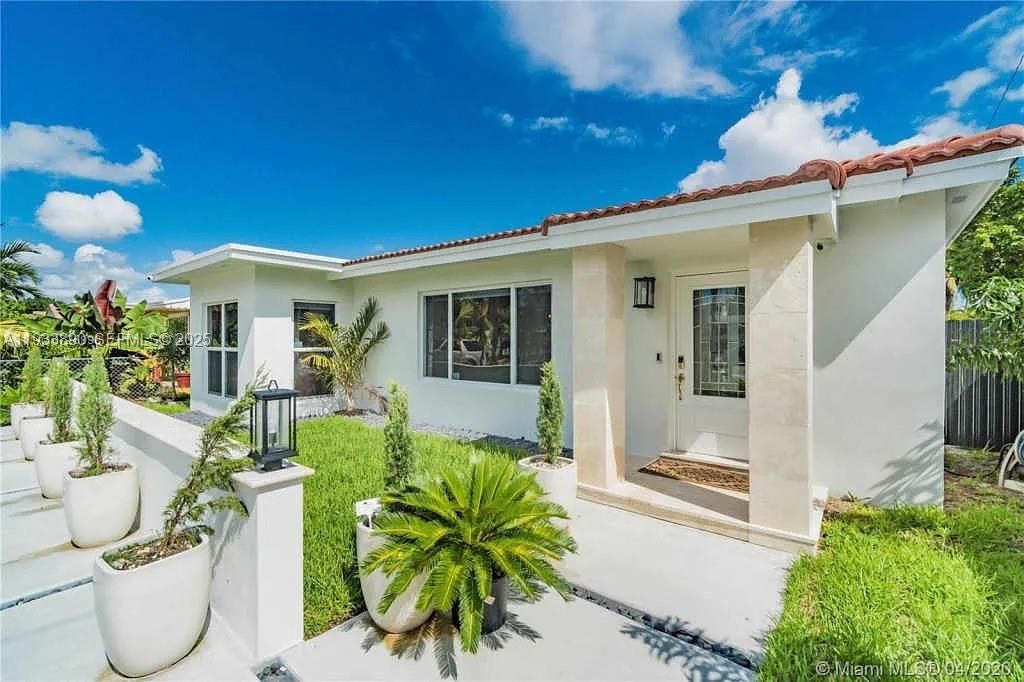 For Rent: $5,990 (3 beds, 2 baths, 1605 Square Feet)