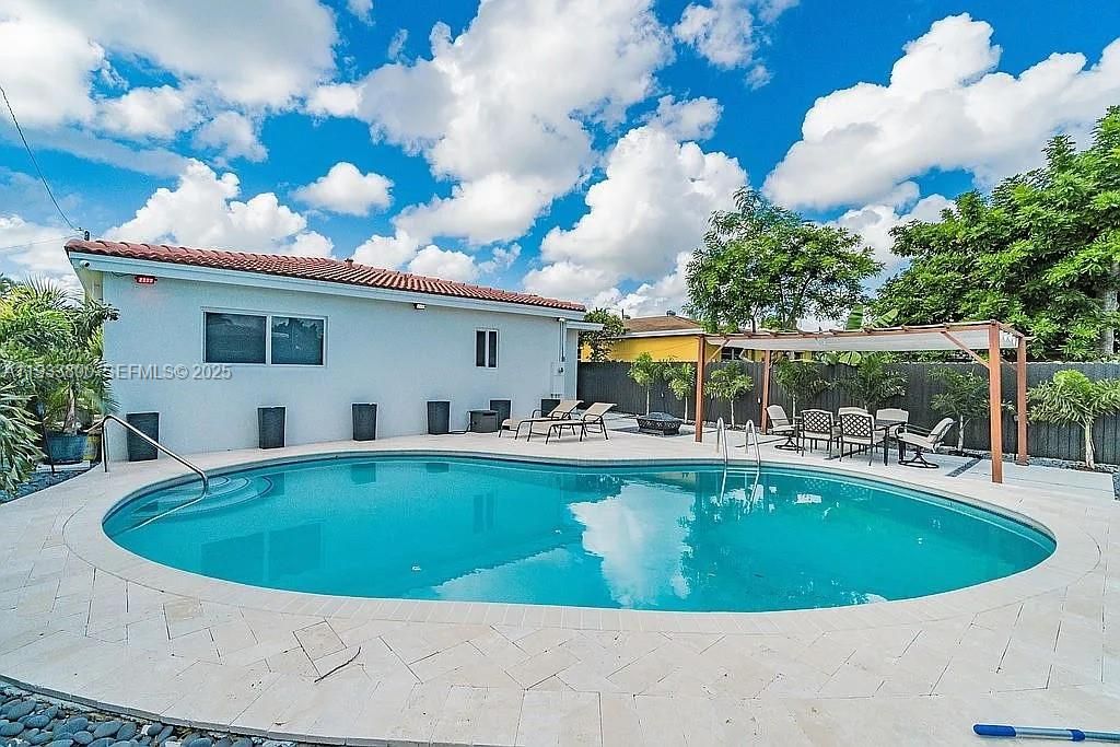 For Rent: $5,990 (3 beds, 2 baths, 1605 Square Feet)