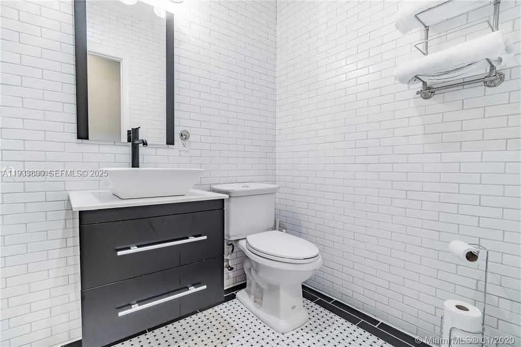 For Rent: $5,990 (3 beds, 2 baths, 1605 Square Feet)