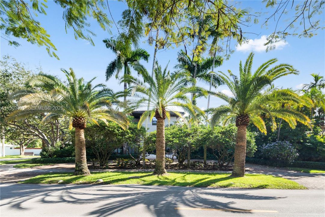 For Sale: $8,750,000 (7 beds, 6 baths, 7034 Square Feet)