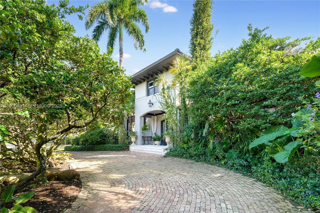 For Sale: $8,750,000 (7 beds, 6 baths, 7034 Square Feet)