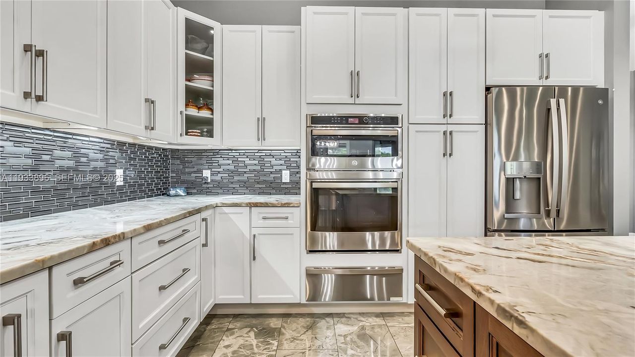 En Venta: $1,299,995 (5 camas, 3 baños, 2766 Pies cuadrados)