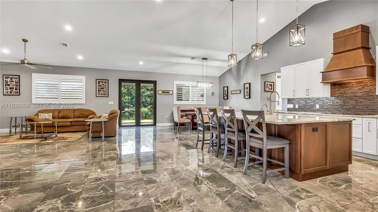 En Venta: $1,299,995 (5 camas, 3 baños, 2766 Pies cuadrados)