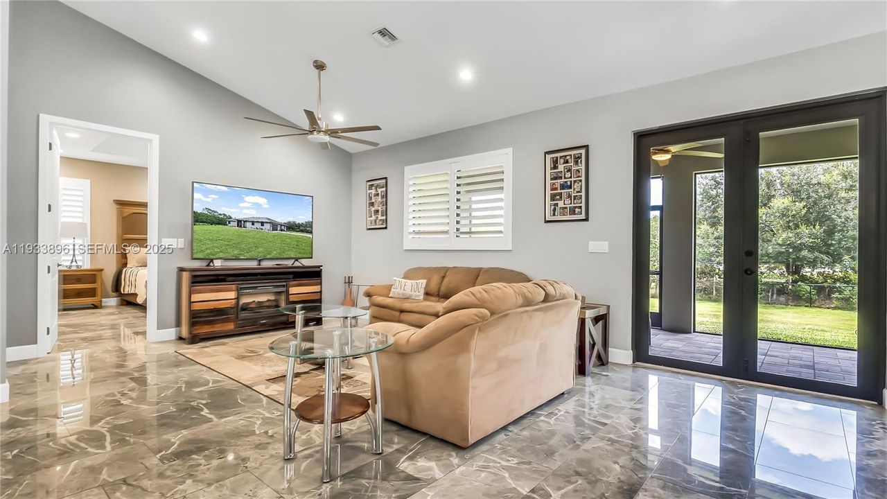 En Venta: $1,299,995 (5 camas, 3 baños, 2766 Pies cuadrados)