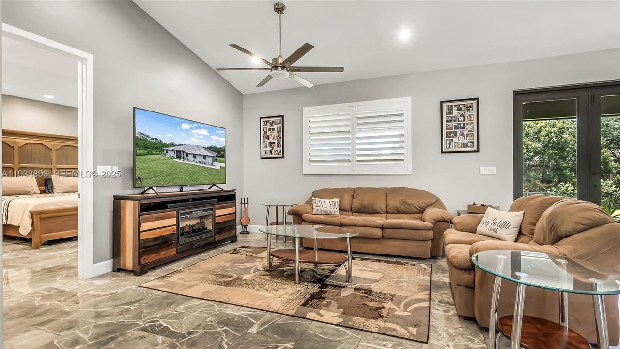 En Venta: $1,299,995 (5 camas, 3 baños, 2766 Pies cuadrados)