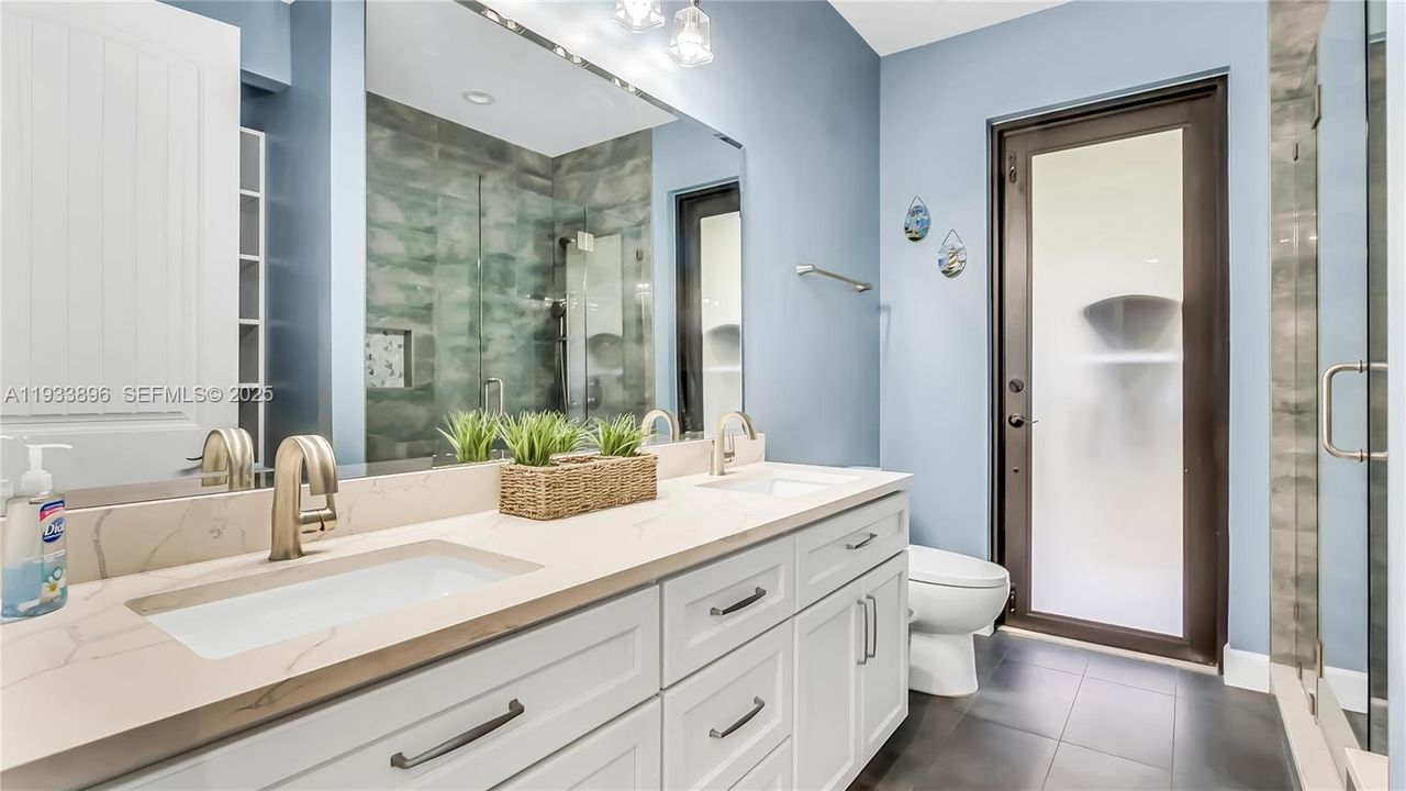 En Venta: $1,299,995 (5 camas, 3 baños, 2766 Pies cuadrados)