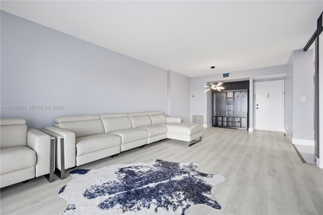 For Sale: $269,000 (2 beds, 2 baths, 1132 Square Feet)