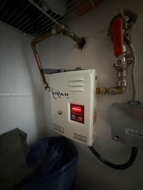 For Sale: $360,000 (2 beds, 2 baths, 859 Square Feet)