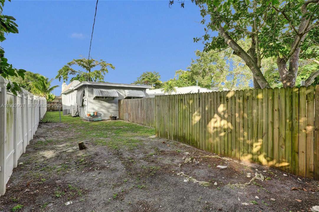 В аренду: $2,300 (2 спален, 1 ванн, 700 Квадратных фут)