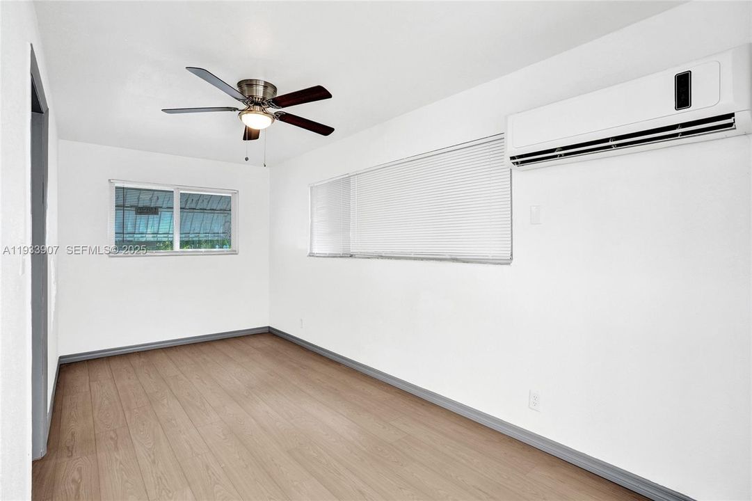 В аренду: $2,300 (2 спален, 1 ванн, 700 Квадратных фут)