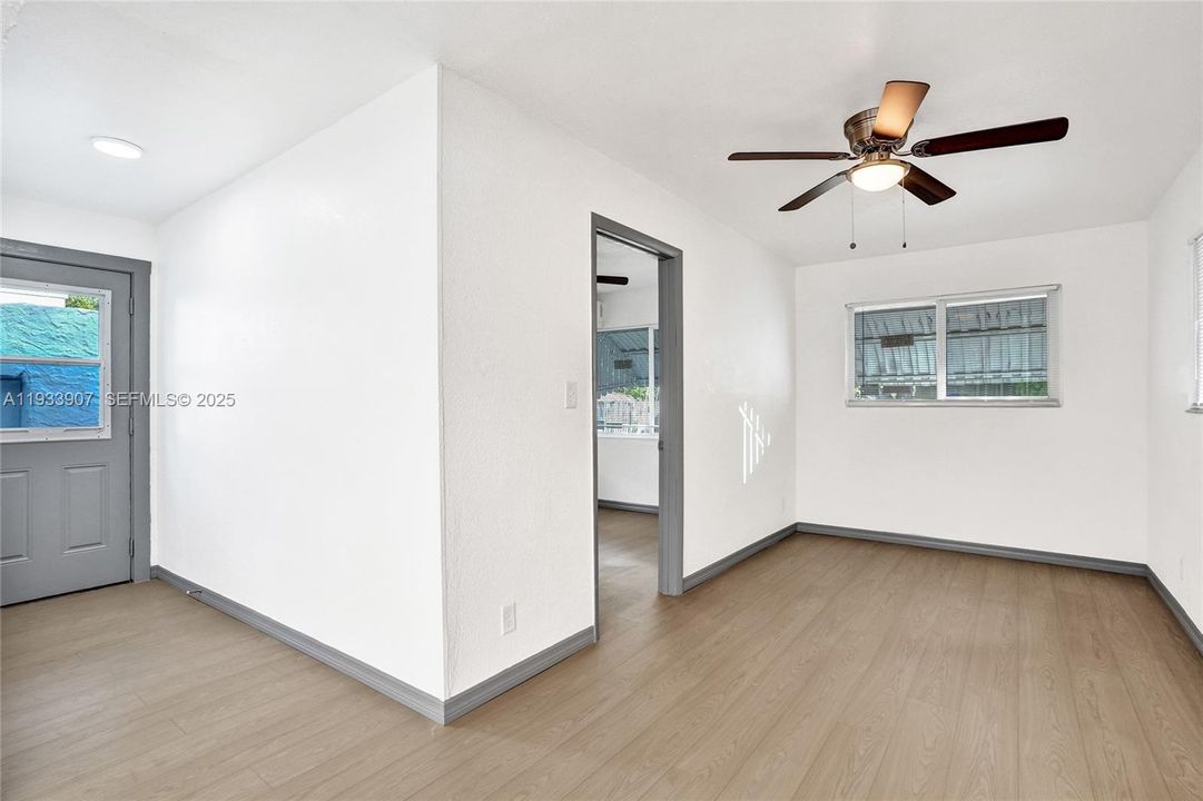 В аренду: $2,300 (2 спален, 1 ванн, 700 Квадратных фут)